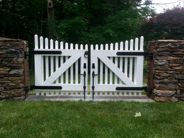 Custom Pyramid Picket Walkway Gate