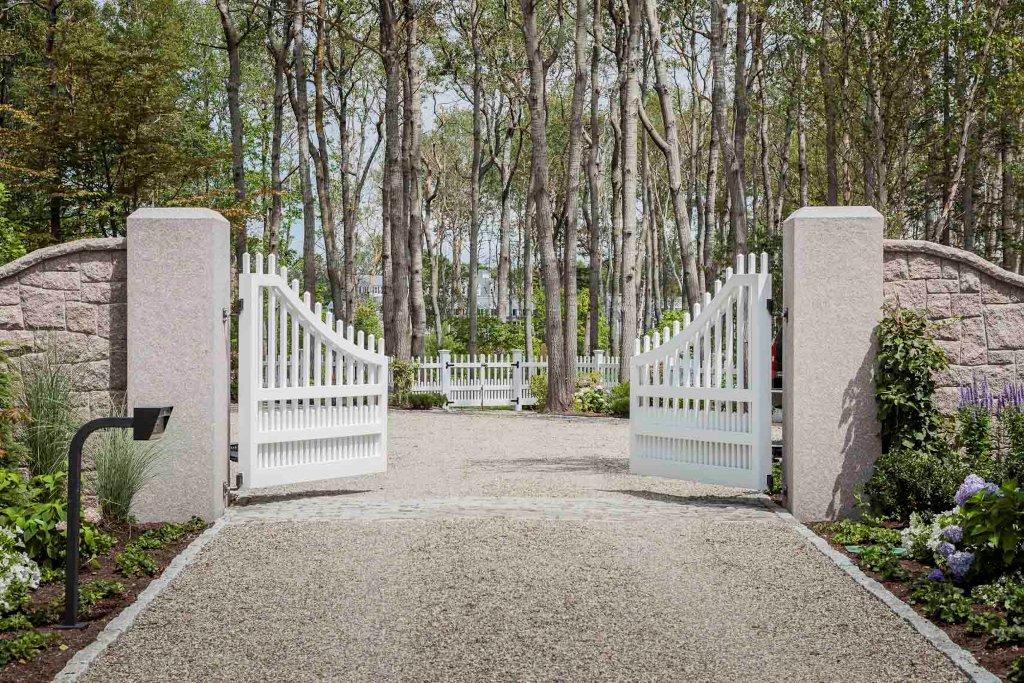 Concave Staggered Entranceway Driveway Gate