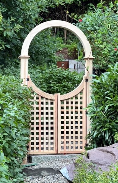 5x5x42" Single Halo Arbor with Lattice Gate