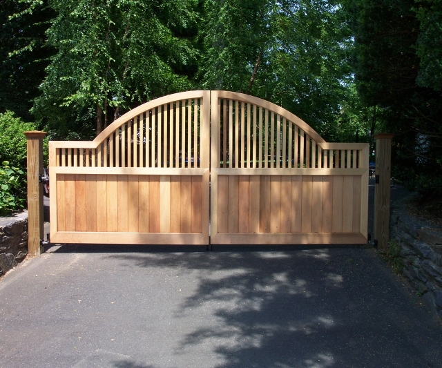 Estate Convex Wooden Driveway Gate (B)