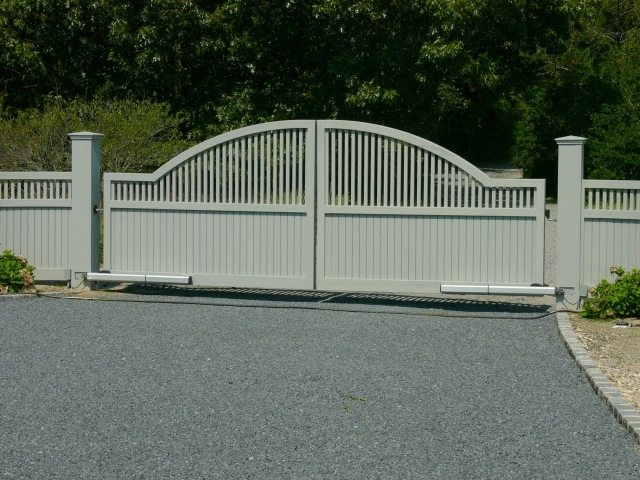 Estate Convex Wooden Driveway Gate (A)