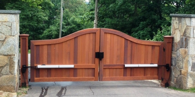 Sag Harbor Convex Wooden Driveway Gate with Auto Access Controls